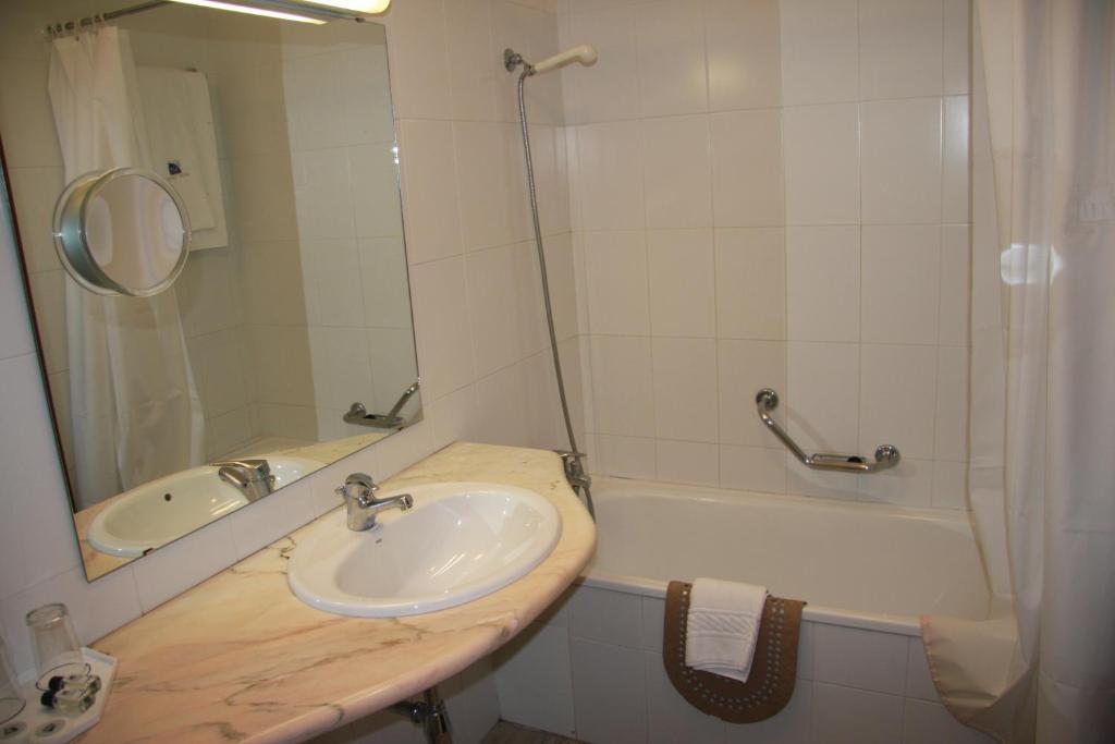 Hotel Turismo Miranda Миранда-ду-Дору Номер фото